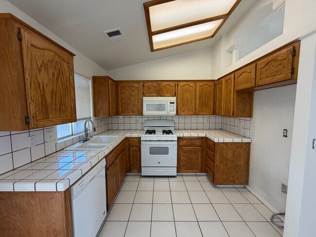 Building Photo - Riverlakes Community 4 Bedroom!