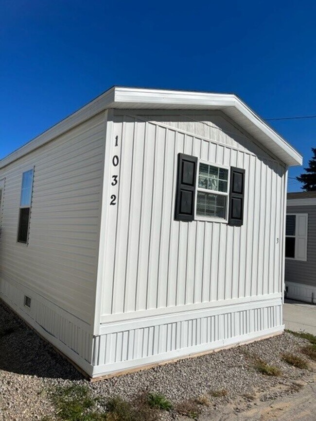 Building Photo - New 1 Bedroom 1 bathroom