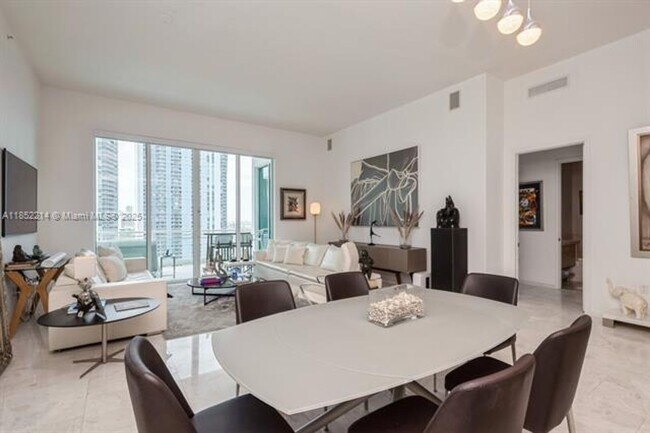 Building Photo - 900 Brickell Key Blvd