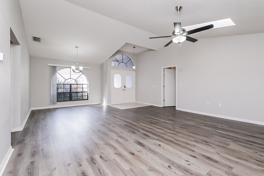 Building Photo - 4828 Crestknoll Ln