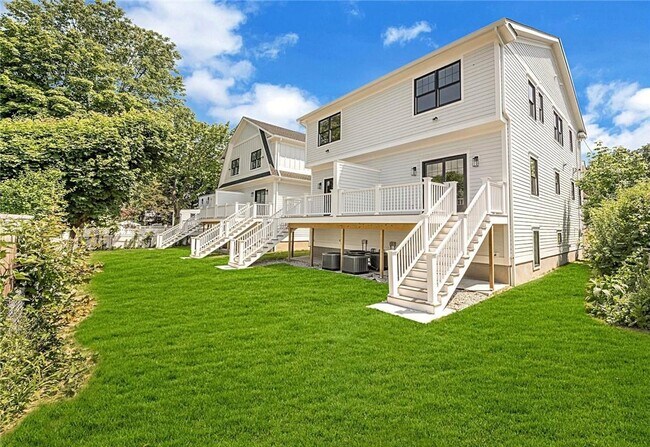 Building Photo - 10 Underhill Pl