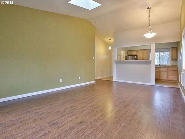 Building Photo - Light & Bright 2 Bed 1 Bath Condo!