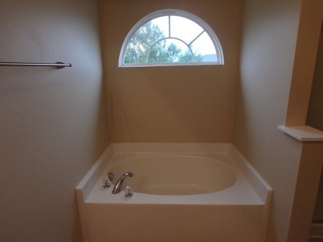 Building Photo - 121 Hampton Lake Dr