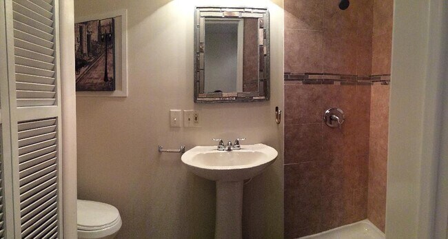 Building Photo - 823 N Arlington Ave