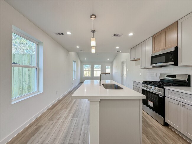 Building Photo - 824 Waxahachie St