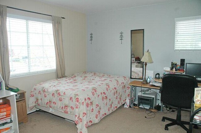 Building Photo - Charming 4-Bedroom, 2.5-Bathroom Two-Story...