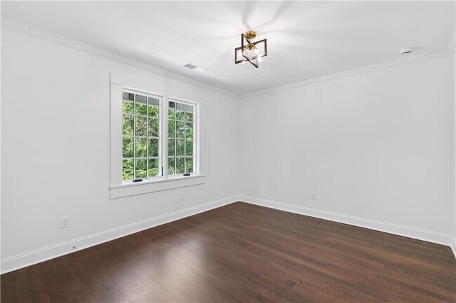 Building Photo - 1296 Hilton Dr