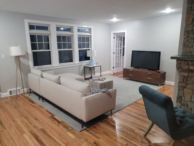 Building Photo - Spacious 5 Bed 2 Full Bath