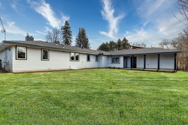 Building Photo - Beautifully Redesigned Home in Quiet Neighborhood