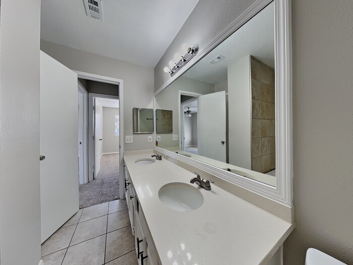 Building Photo - 5711 Wynberry Dr