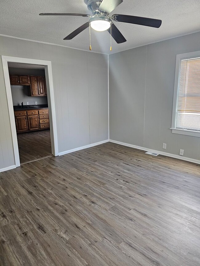 Building Photo - Big family friendly home available in Hodgenville!