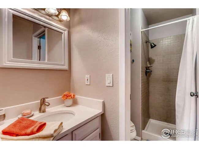 Building Photo - Furnished or Unfurnished Updated 2 Bed 2 B...