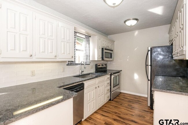 Building Photo - 5827 Hollytree Dr