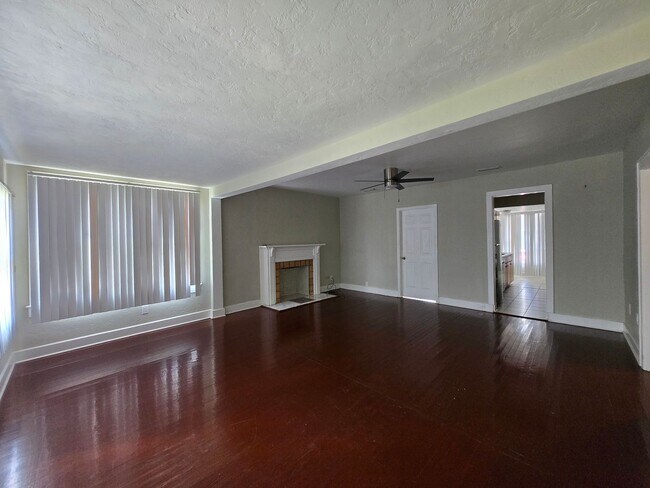 Building Photo - AVAILABLE NOW - Charming 3 Bed / 2 Bath Ho...