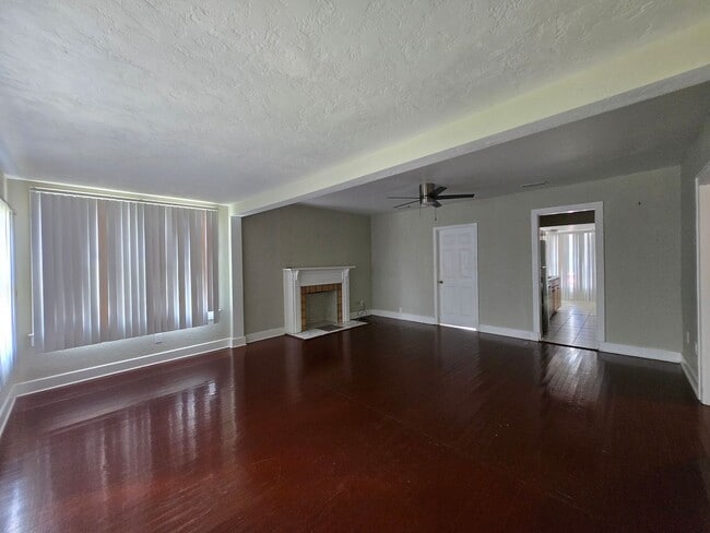 Building Photo - Charming 3 Bed / 2 Bath Home Just Minutes ...