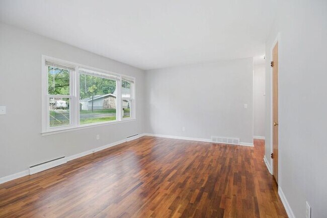 Building Photo - $1349- 2-bedroom duplex with spacious basement!