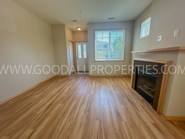 Building Photo - 3 Bedroom 2 1/2 Bath end unit townhome near Jordan Creek!