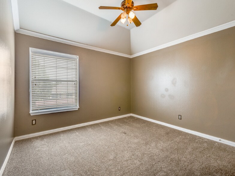 Building Photo - 2817 Pioneer Dr