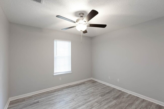 Building Photo - 121 Duncan Dr