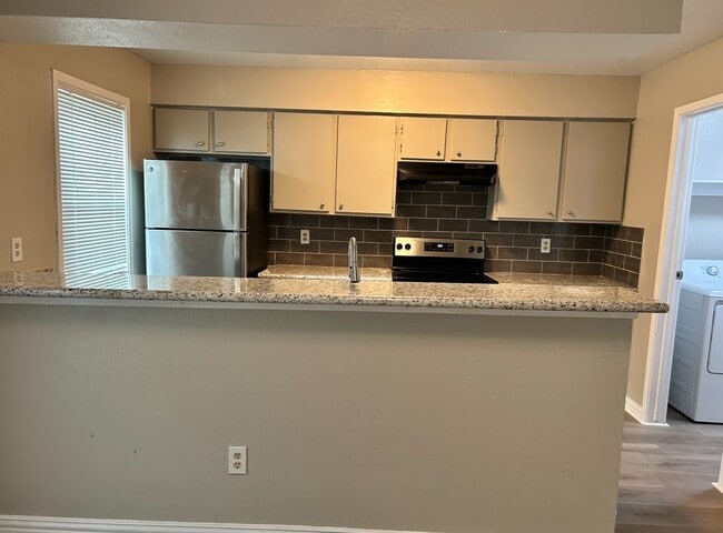 Building Photo - 3901 Woodchase Dr