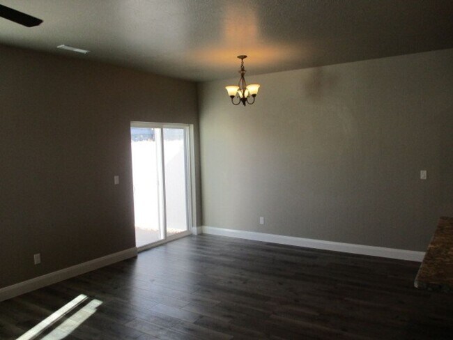 Building Photo - 3 Bed - 2.5 bath Town home in the heart of Cedar City!
