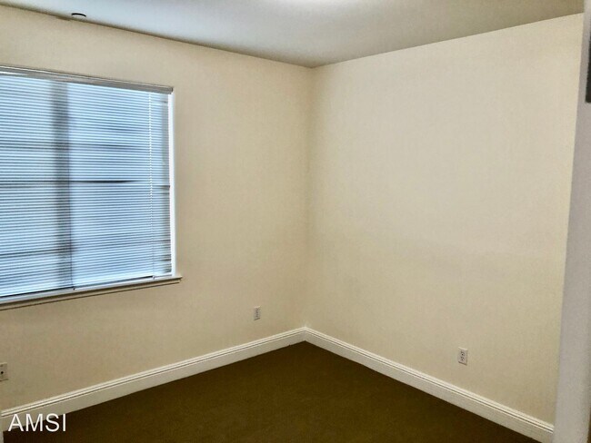 Building Photo - 3 br, 2.5 bath House - 316 Bartlett Street #1