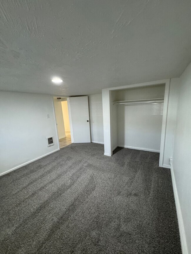 Building Photo - 3 bed/ 1 bath basement apartment
