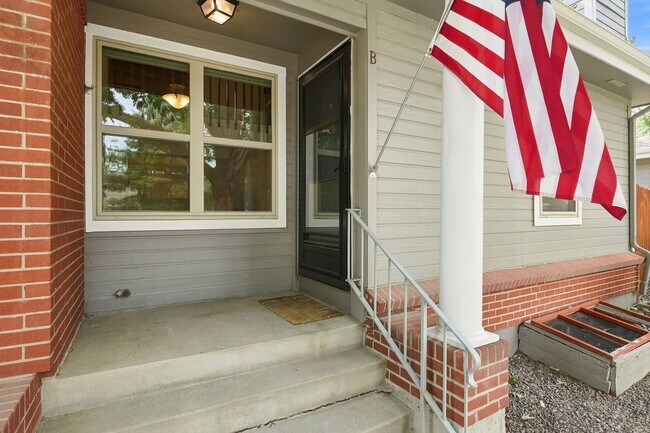 Building Photo - 3 bed, 3 full bath - perfect for roommates!