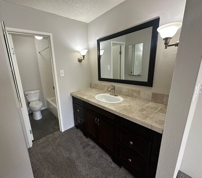 Building Photo - LOCATION LOCATION!! Newly remodeled 1-bedr...