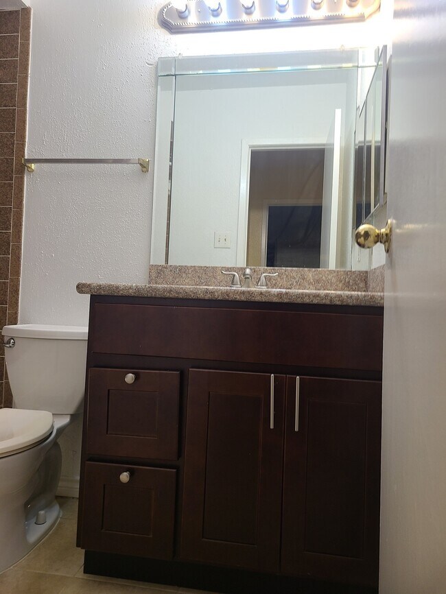 Building Photo - 752 Memorial Mews St