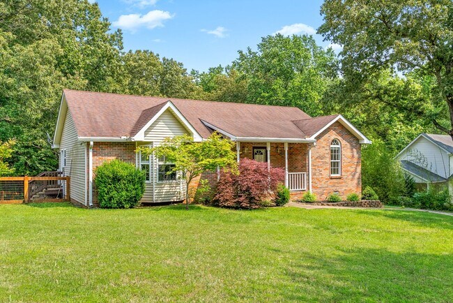 Building Photo - Pet Friendly Three Bedroom in Springfield!