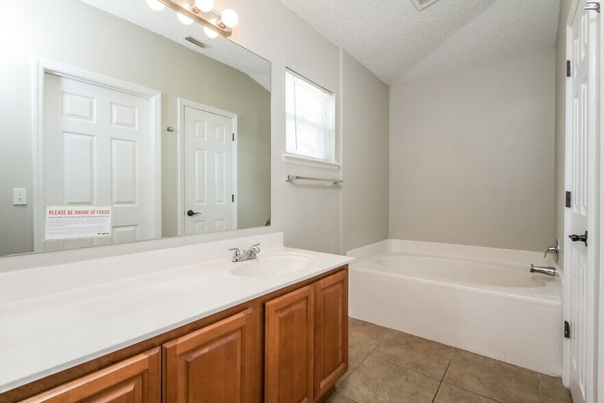 Building Photo - 12930 Kings Lake Dr