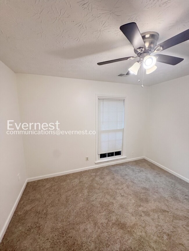 Building Photo - Spacious  Home with Deck, Patio, and Garage! / 3 Bed, 2 Bath / Available now!