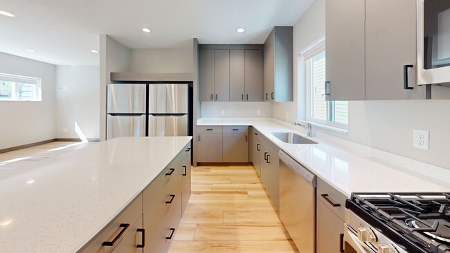 Building Photo - 6 bed 2 bath top unit !