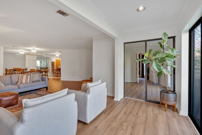 Building Photo - 25109 Plantation Dr NE
