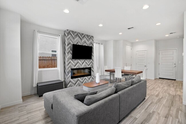 Building Photo - Beautiful Home by Lakeside