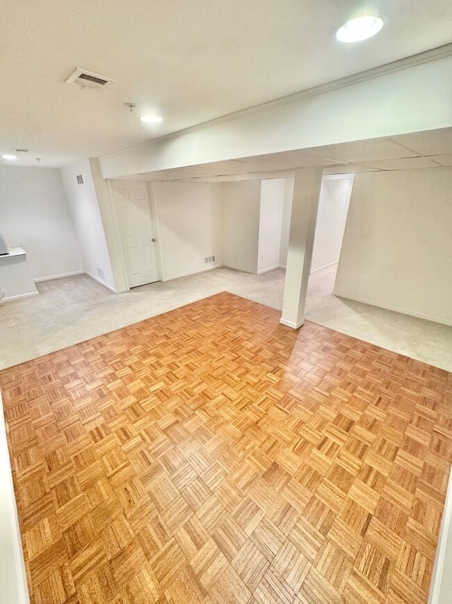 Building Photo - THREE BEDROOM TOWNHOME- PARKLAND SCHOOLS