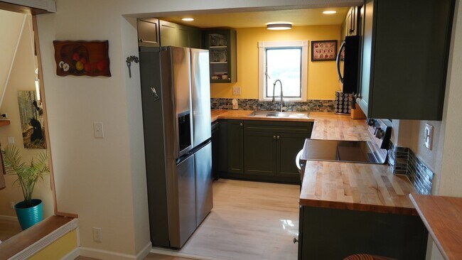 Building Photo - 1715 Alta View Dr S