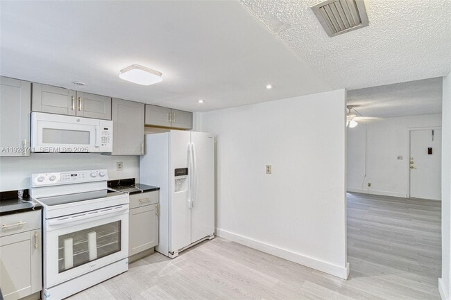 Building Photo - 5209 SW 40th Ave