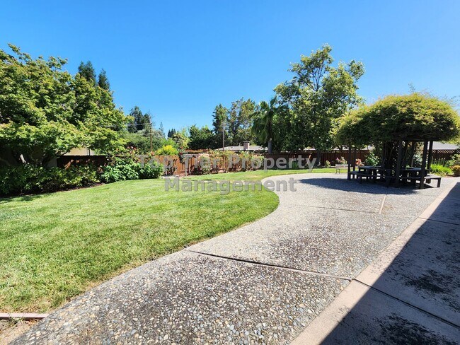 Building Photo - Spectacular 4 Bd/3 Ba, 2379 sf (plus separate structure ideal for office), single-family house in...