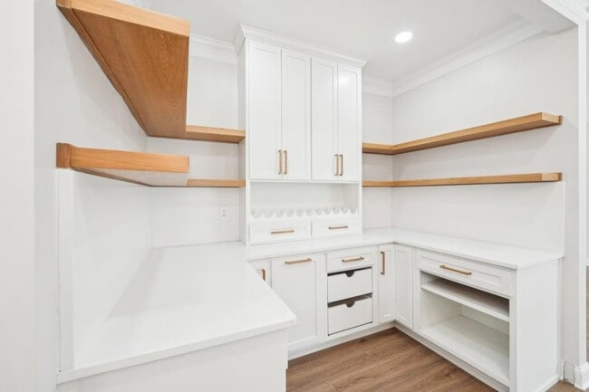 Building Photo - 1600 Spring Arbor Ct