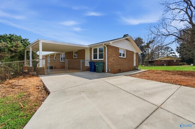 Building Photo - 400 Harolds Dr NW