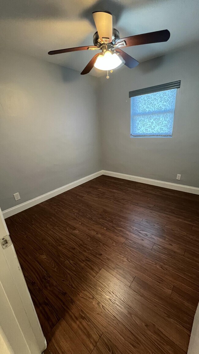 Building Photo - 920 9th St