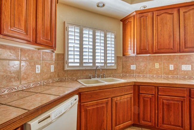 Building Photo - 6912 Crown Ridge Dr