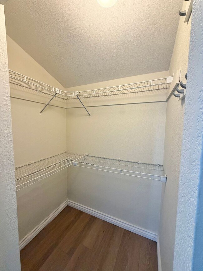 Building Photo - Experience the Best of University and Norm...