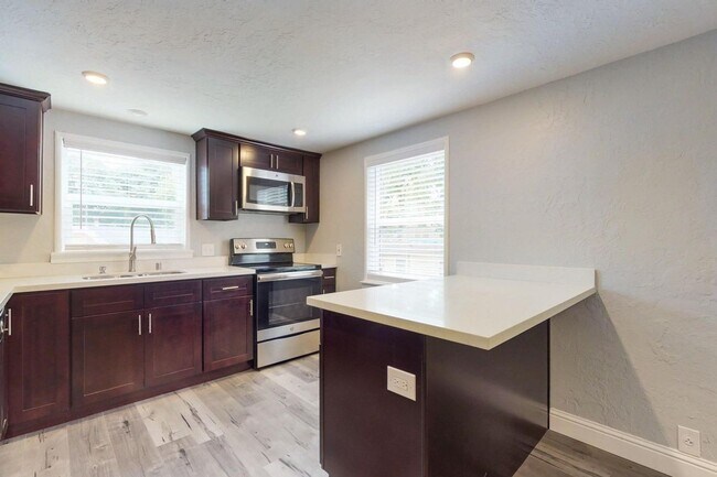 Building Photo - Beautiful and Cozy 2BR 1BA Apartment w/ 1 Car Garage + Fenced Yard + Quartz Countertops in Roseville