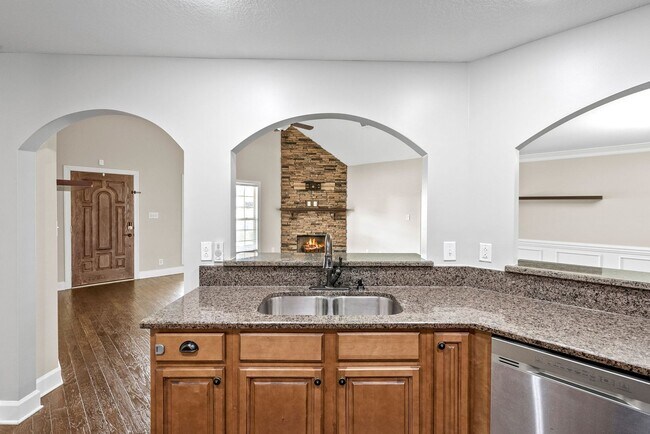 Building Photo - Pet Friendly Three Bedroom with Bonus!