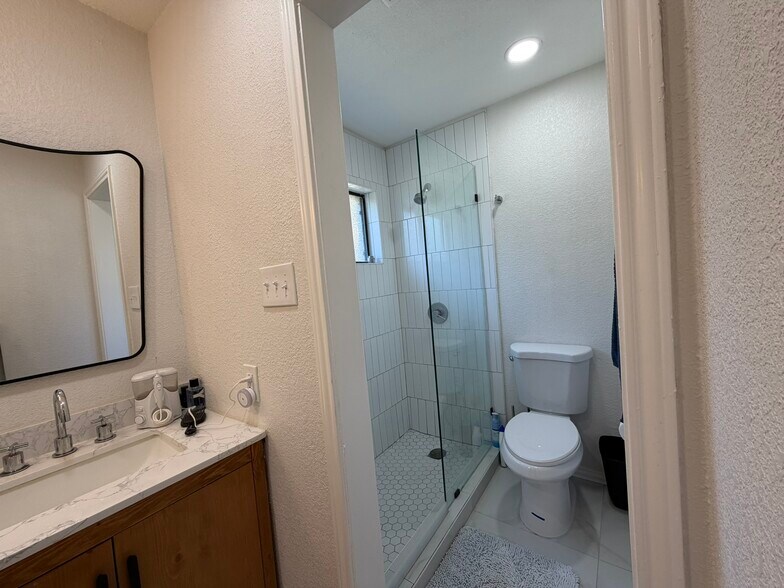 Building Photo - 921 Matilda Dr