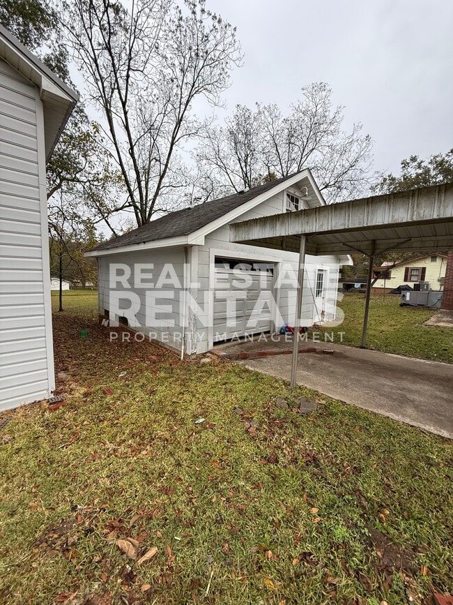 Building Photo - 302 Aderholt St