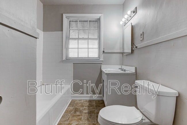 Building Photo - 2567 Madison Ave